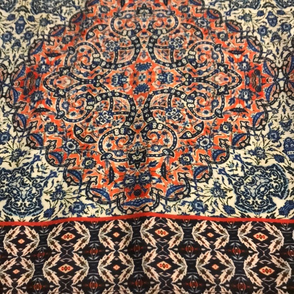 Beautiful patterned top - Picture 2 of 3